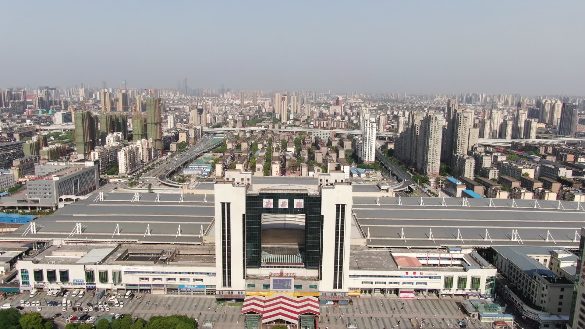 航拍江西南昌火车站地标建筑视频的预览图