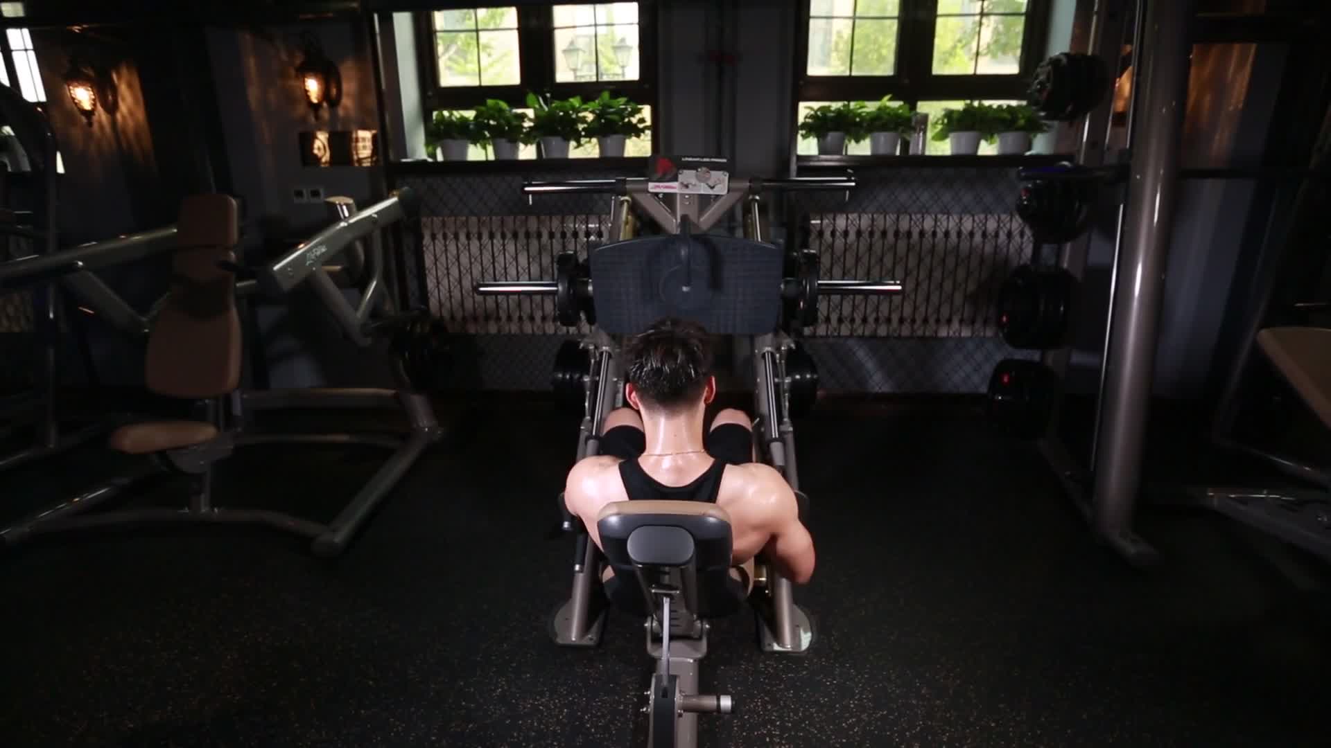 健身器械锻炼运动视频的预览图