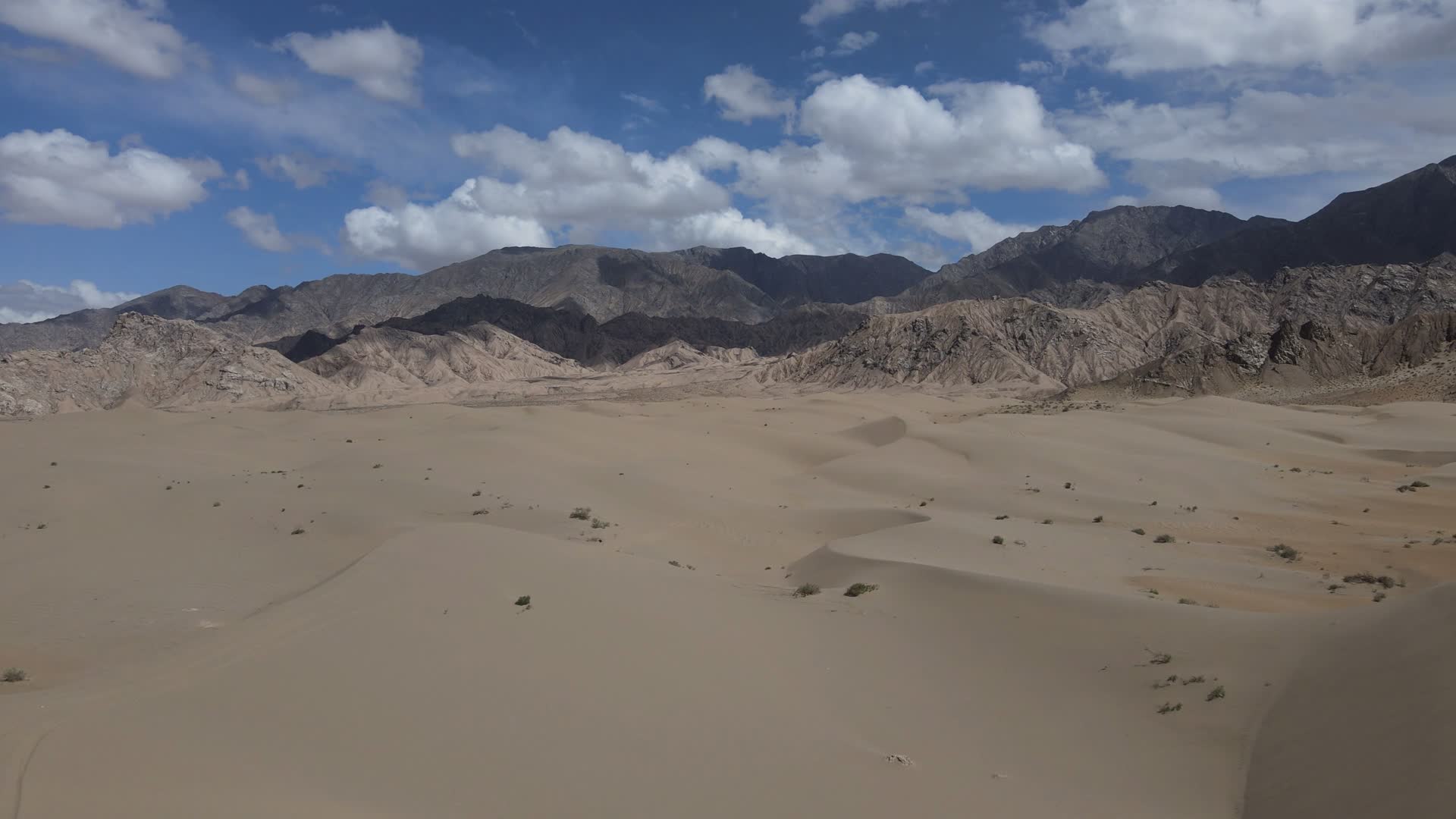 4K航拍格尔木沙漠视频的预览图
