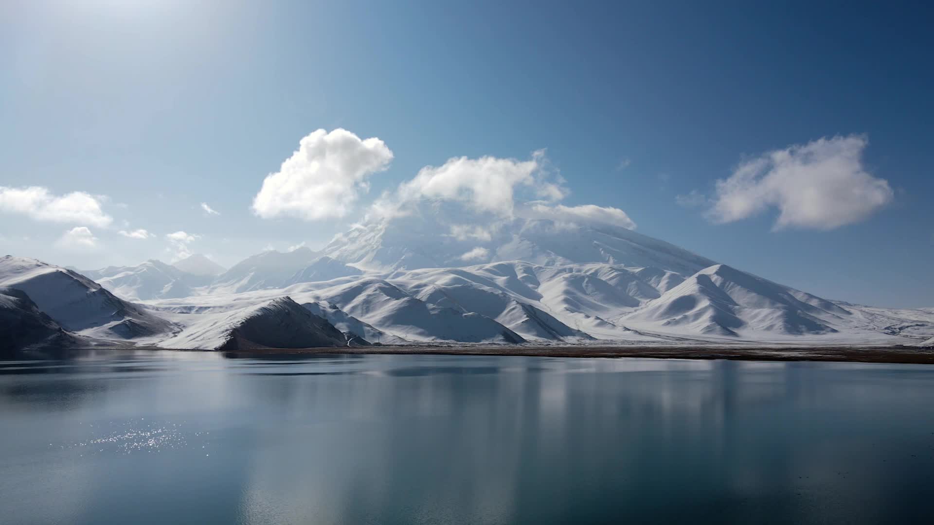 新疆帕米尔高原雪山湖泊视频的预览图