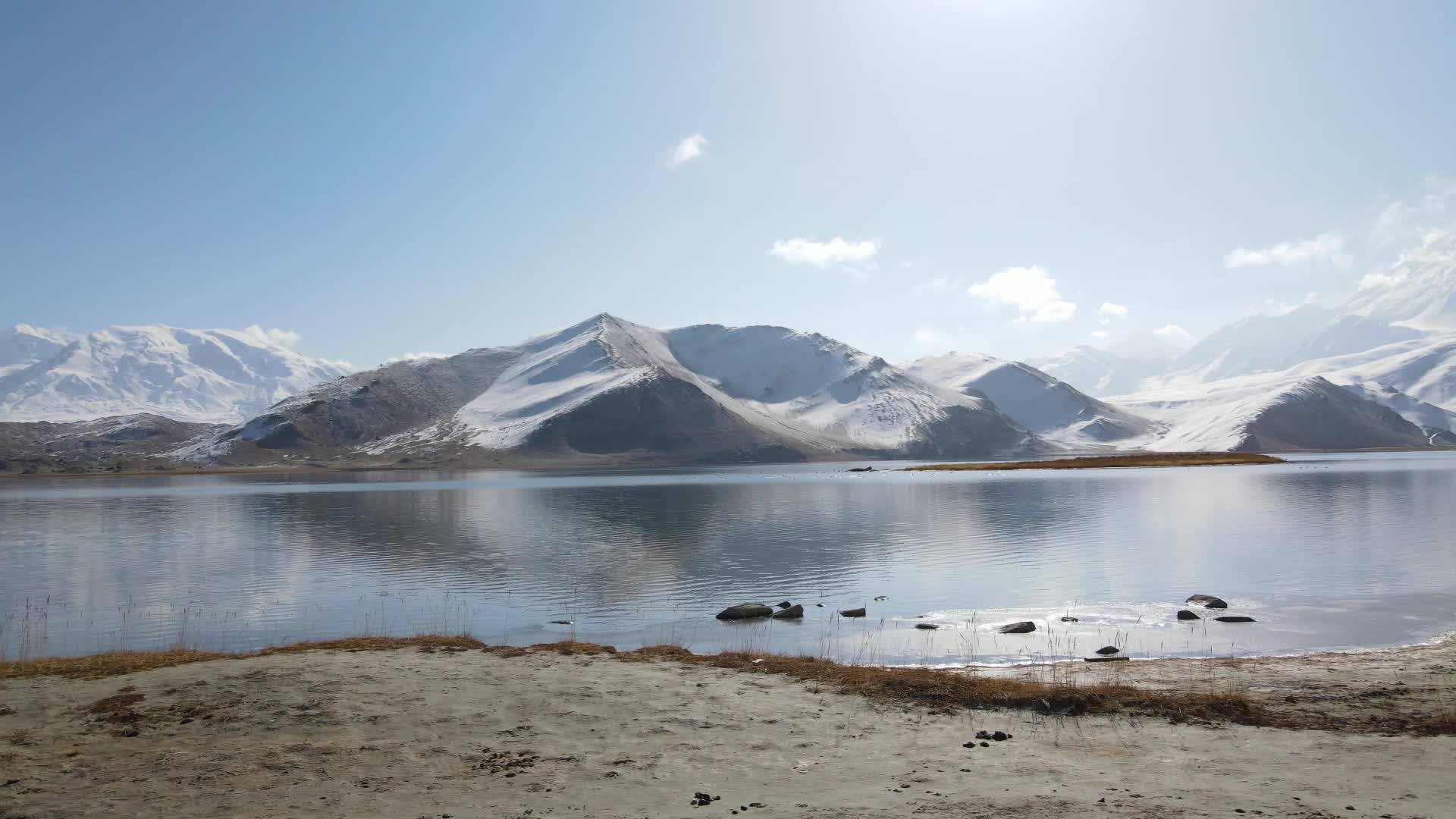 晴天新疆帕米尔高原雪山视频的预览图