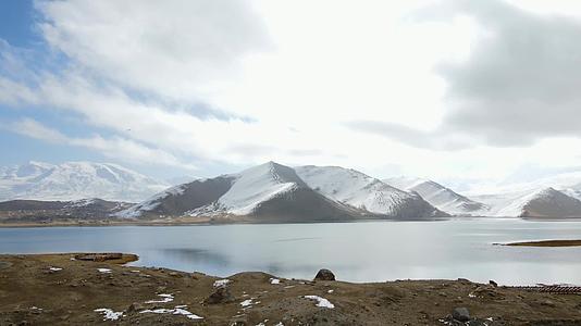 新疆帕米尔高原雪山湖泊航拍视频的预览图