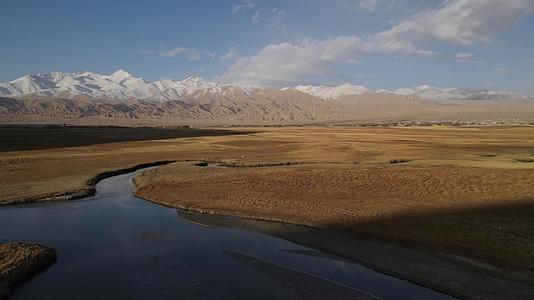 秋季新疆帕米尔高原航拍视频的预览图