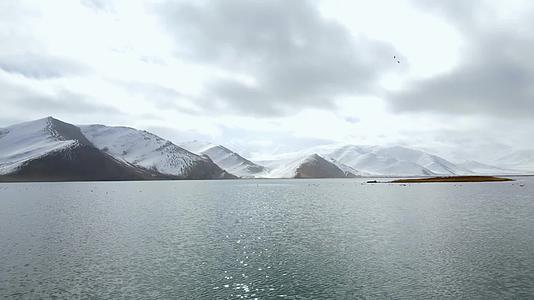 新疆帕米尔高原湖泊航拍视频的预览图
