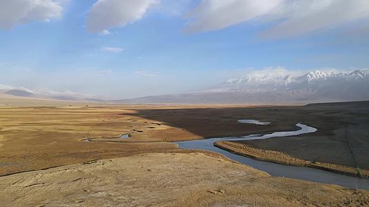 新疆帕米尔高原航拍视频的预览图