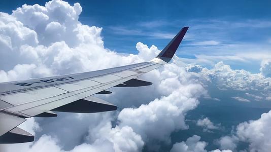 飞机穿越云层视频的预览图