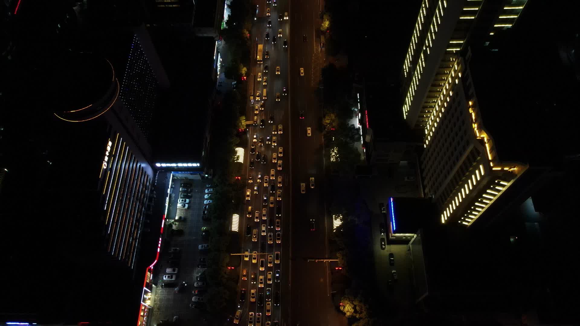 航拍城市夜景交通实况视频的预览图
