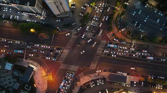 航拍城市十字交叉路口拥堵的交通视频的预览图