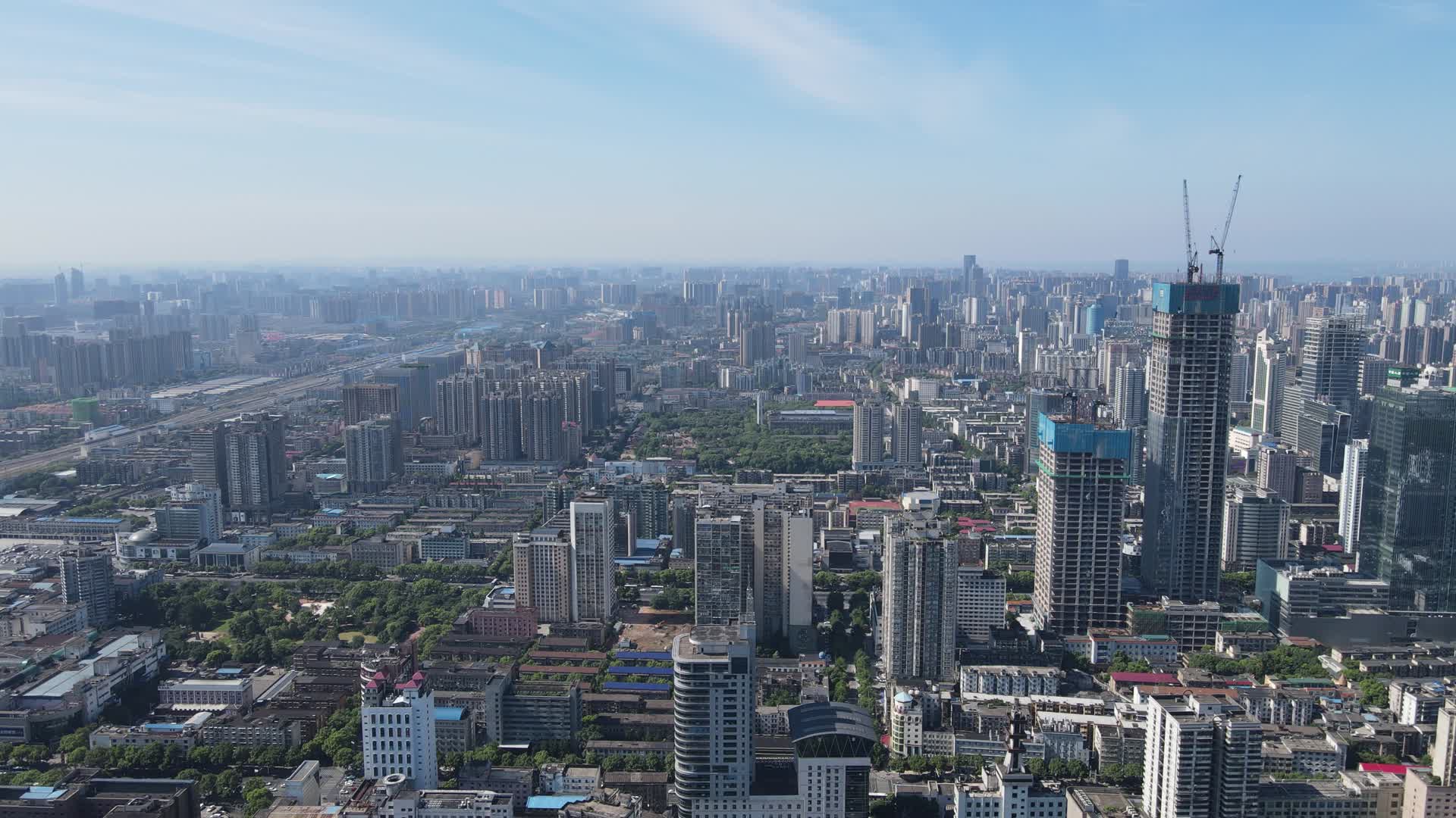 航拍湖南长沙城市天际线全景视频的预览图