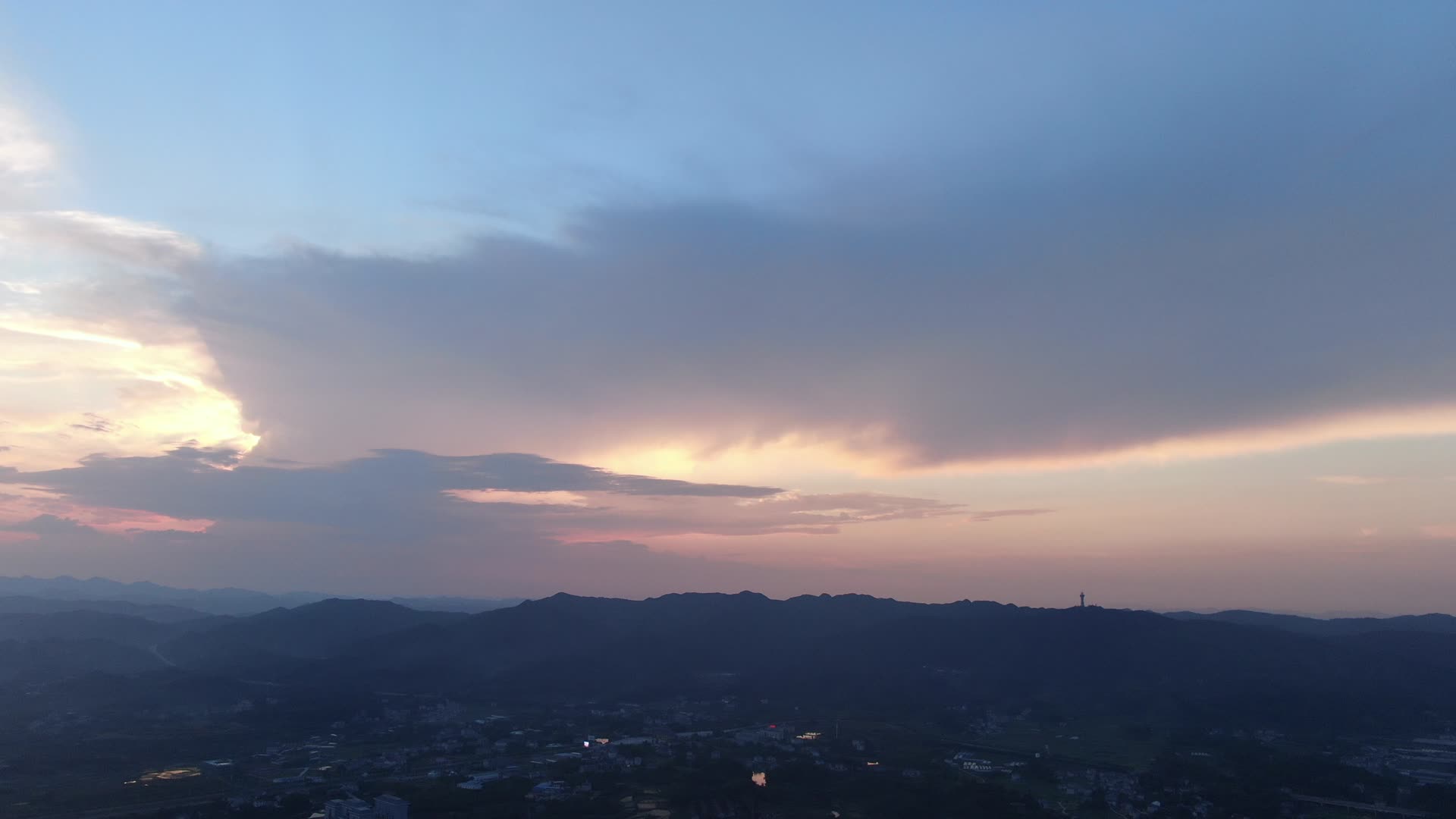 航拍大山日落晚霞自然风光视频的预览图