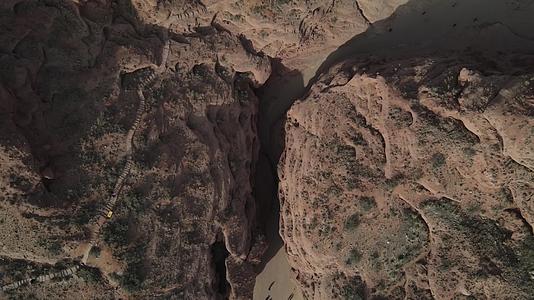 天山大峡谷航拍视频的预览图