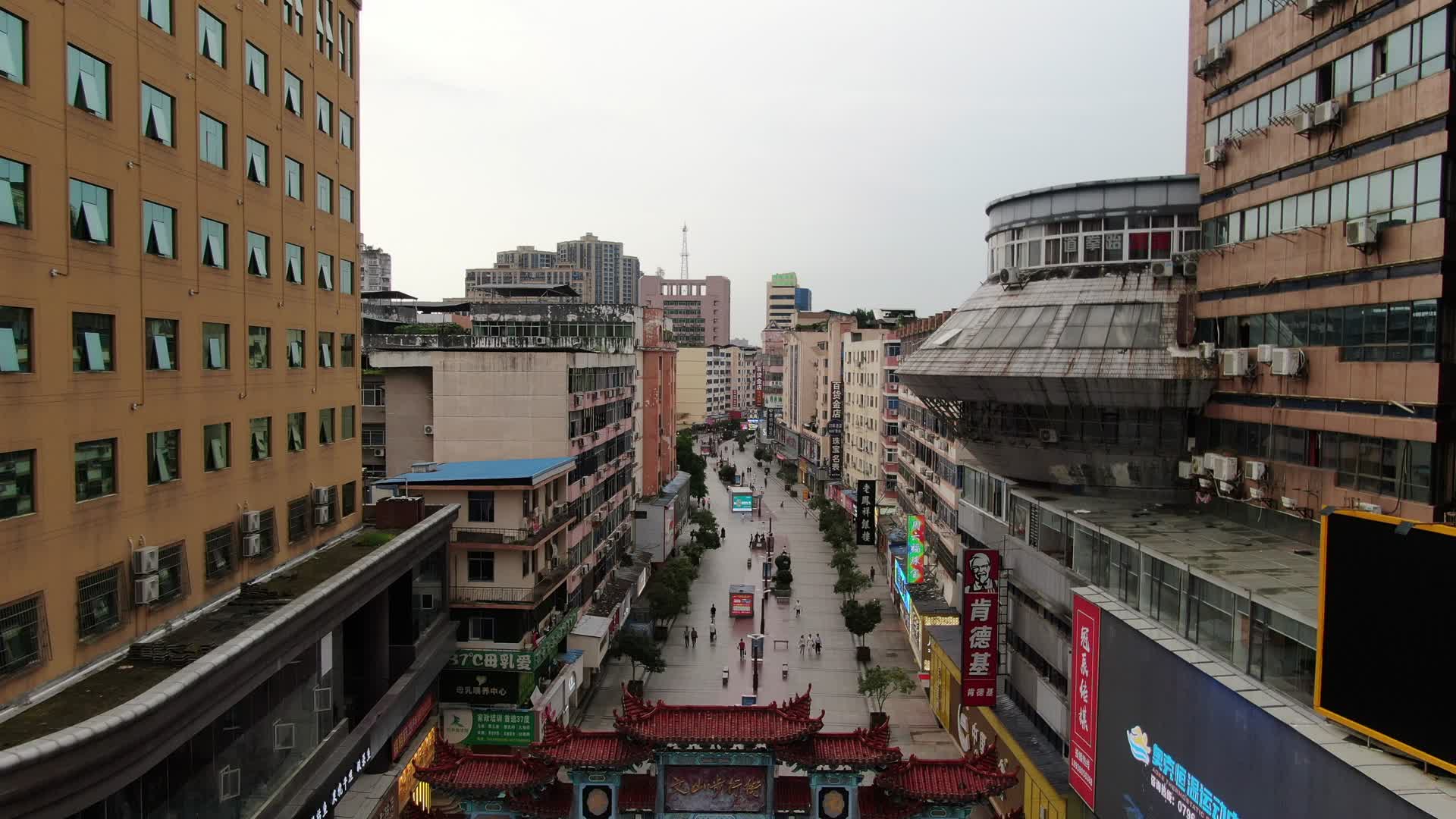 航拍江西吉安文山路步行街视频的预览图