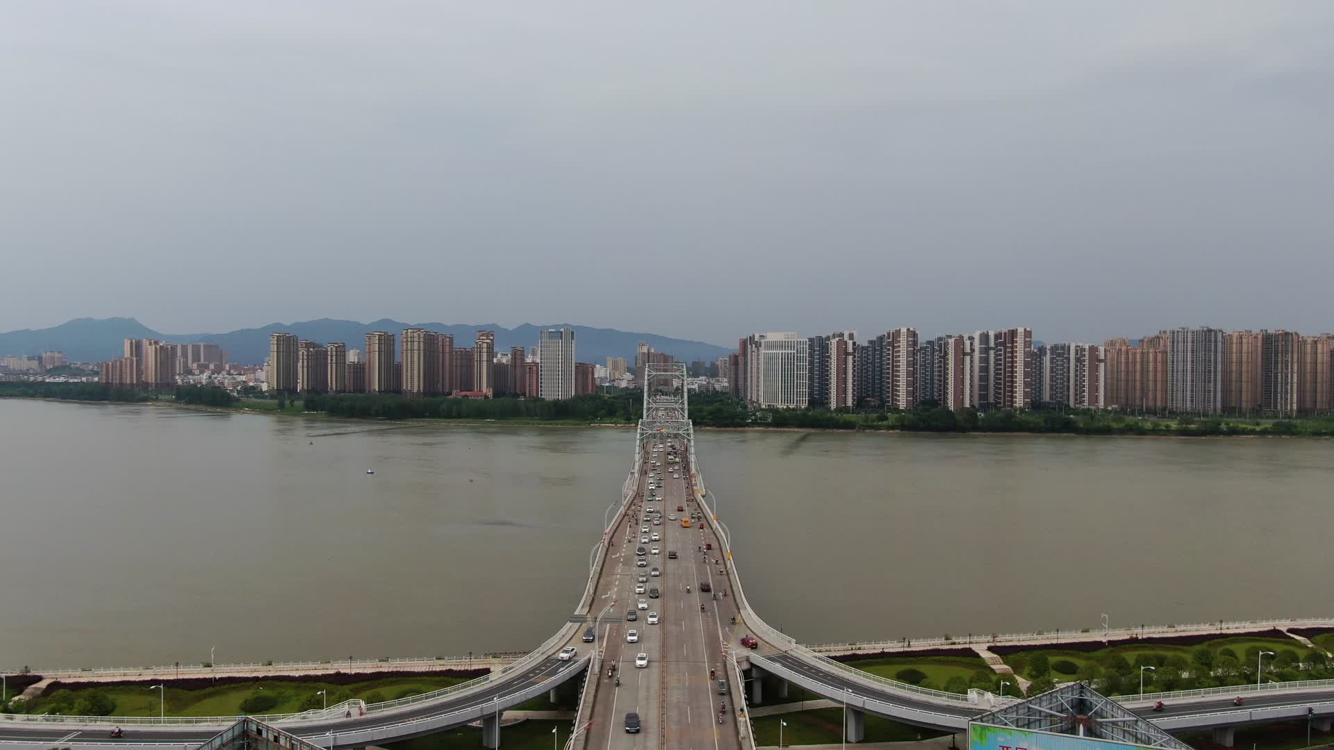 航拍江西吉安大桥交通视频视频的预览图