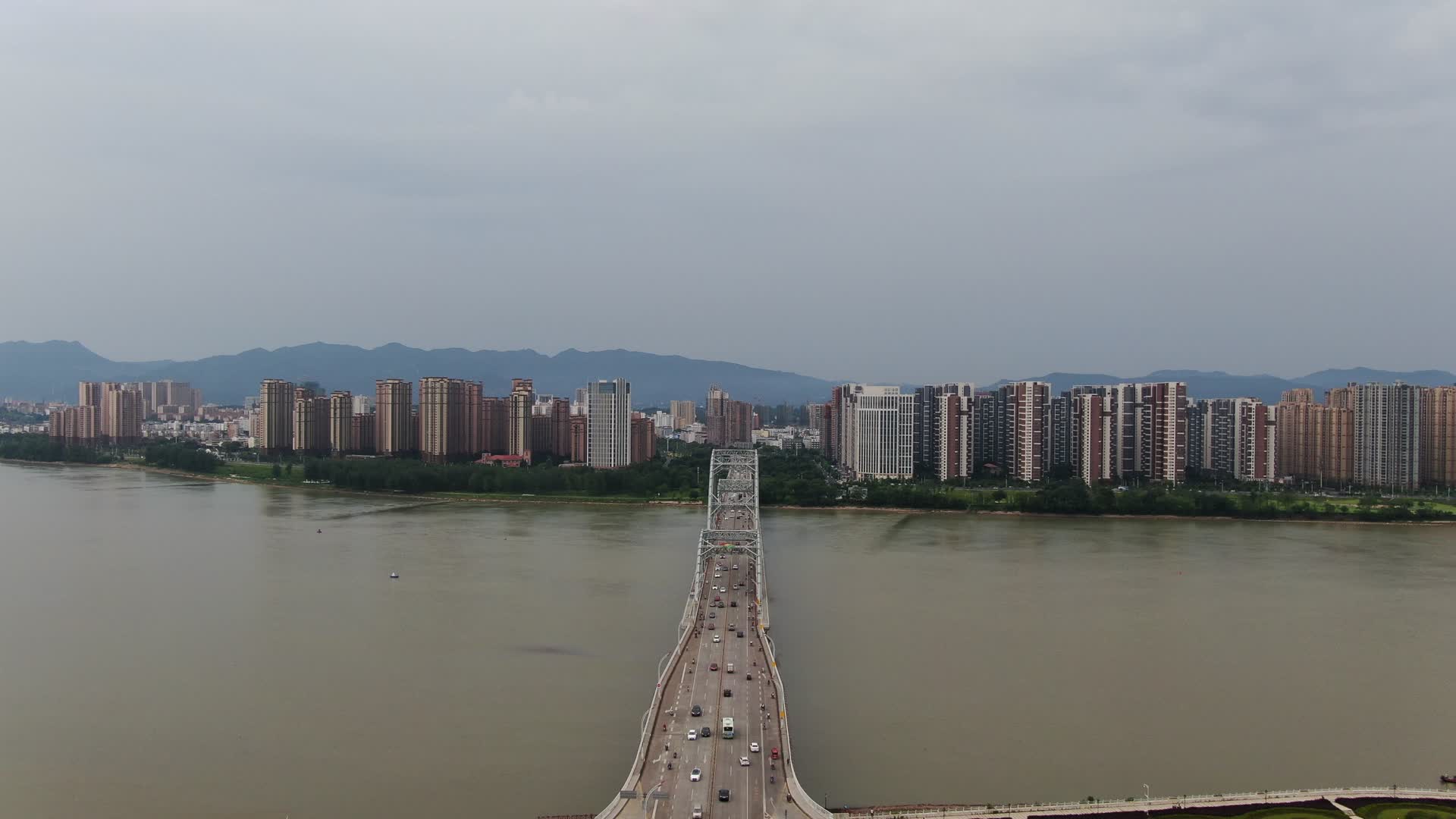 航拍江西赣江吉安大桥视频的预览图
