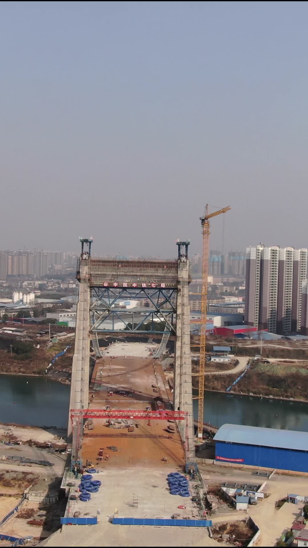 航拍城市吊桥施工现场视频的预览图