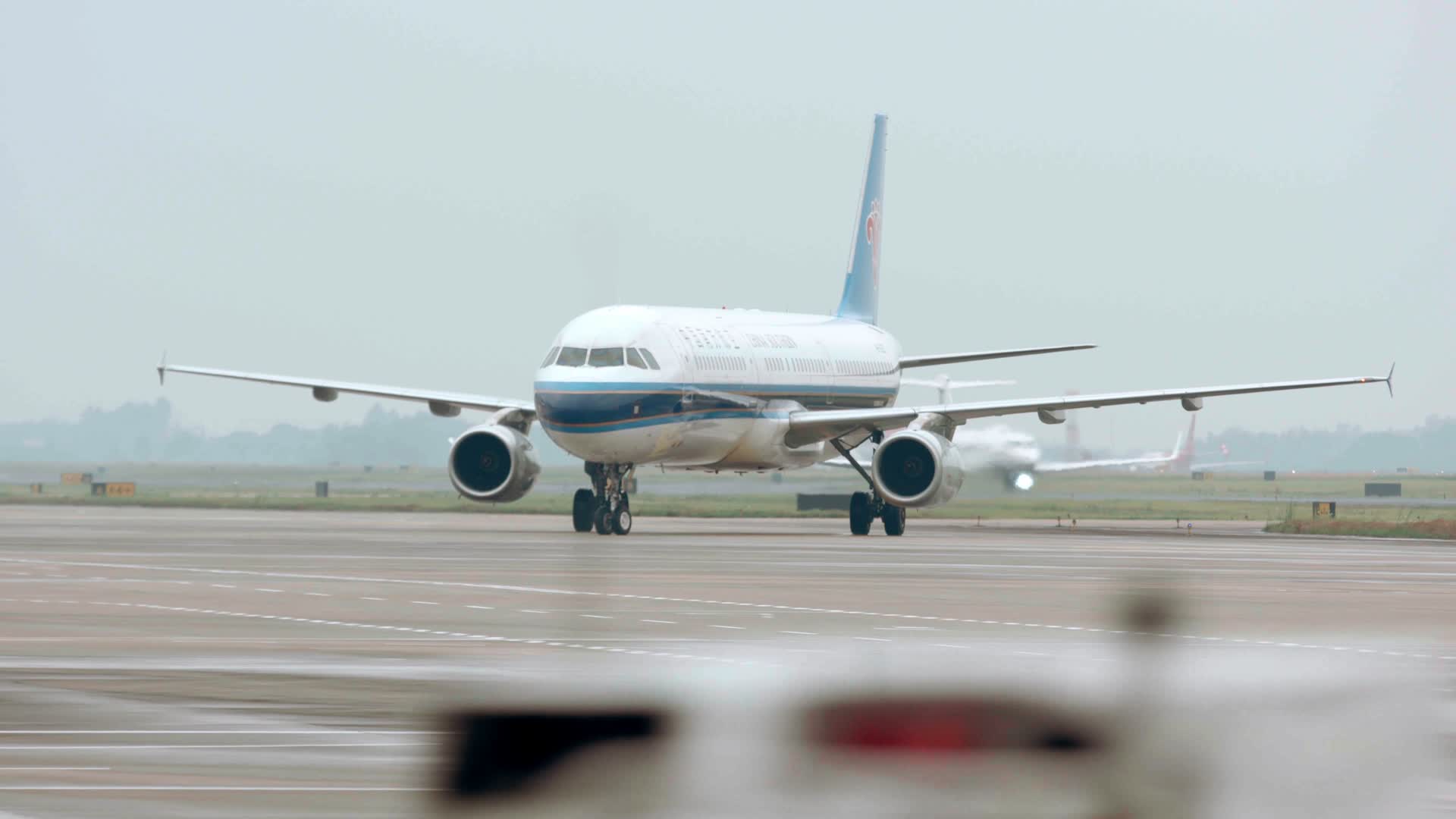 实拍机场飞机降落滑行视频的预览图