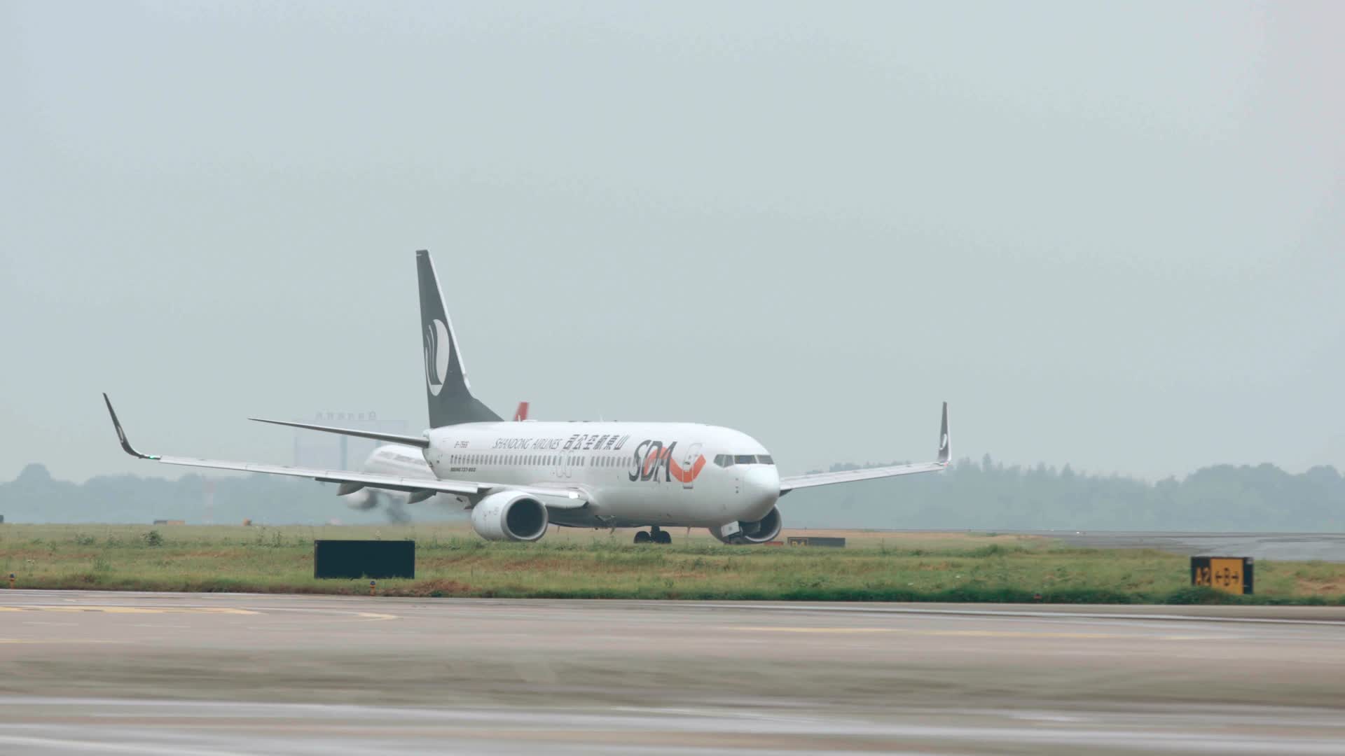 客机滑行起飞视频的预览图