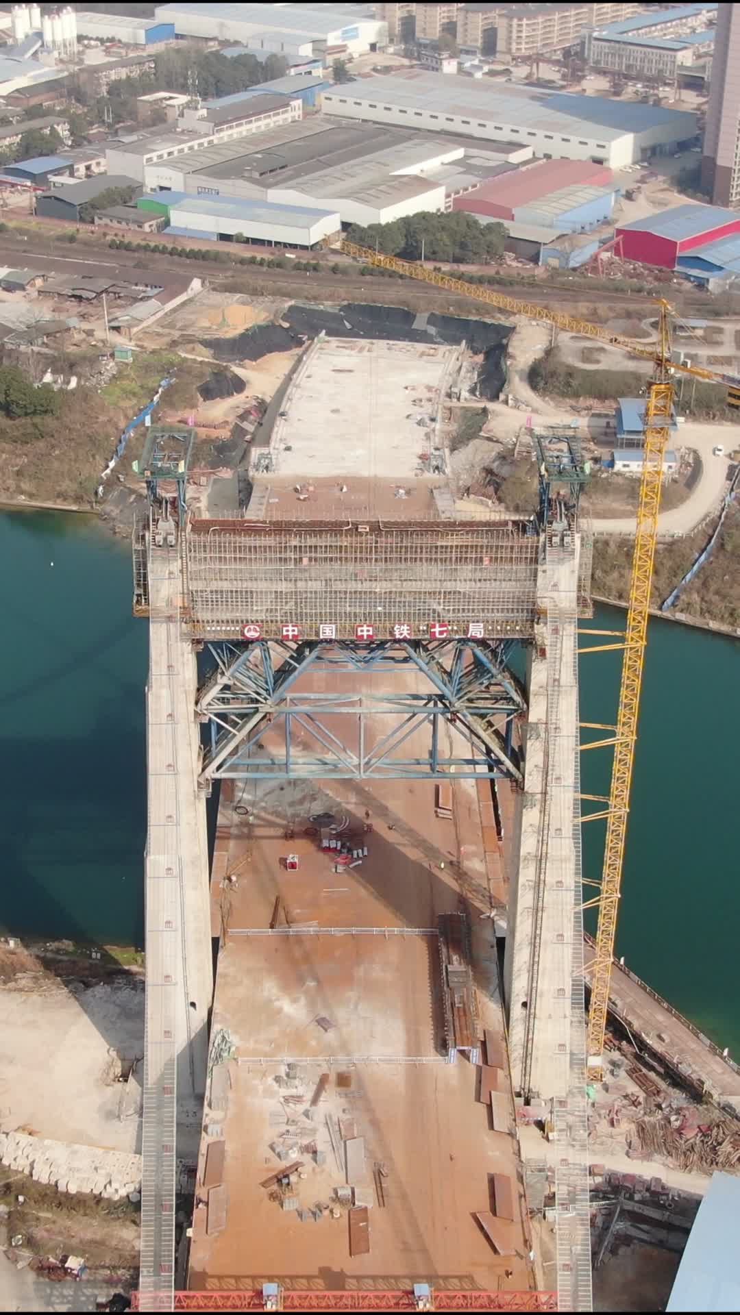 航拍城市跨河大桥施工现场竖屏视频视频的预览图