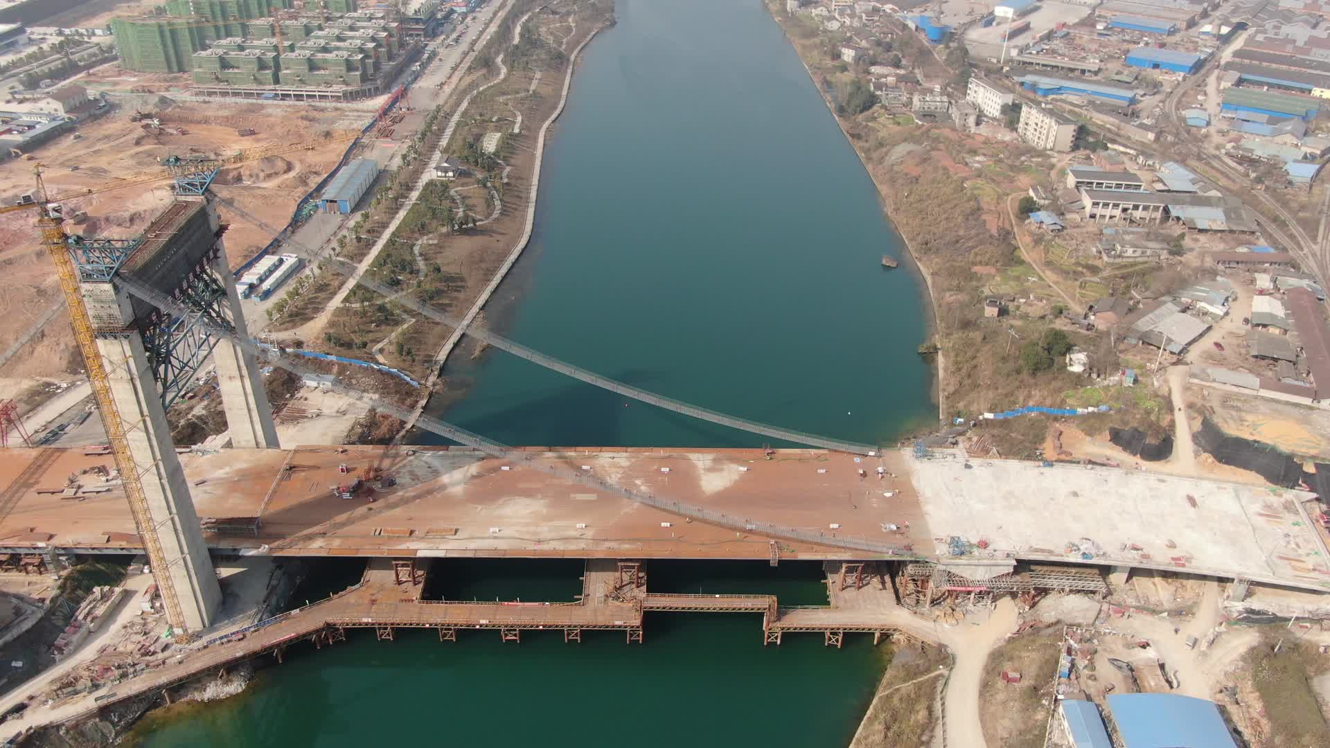 航拍城市跨河大桥施工现场视频的预览图