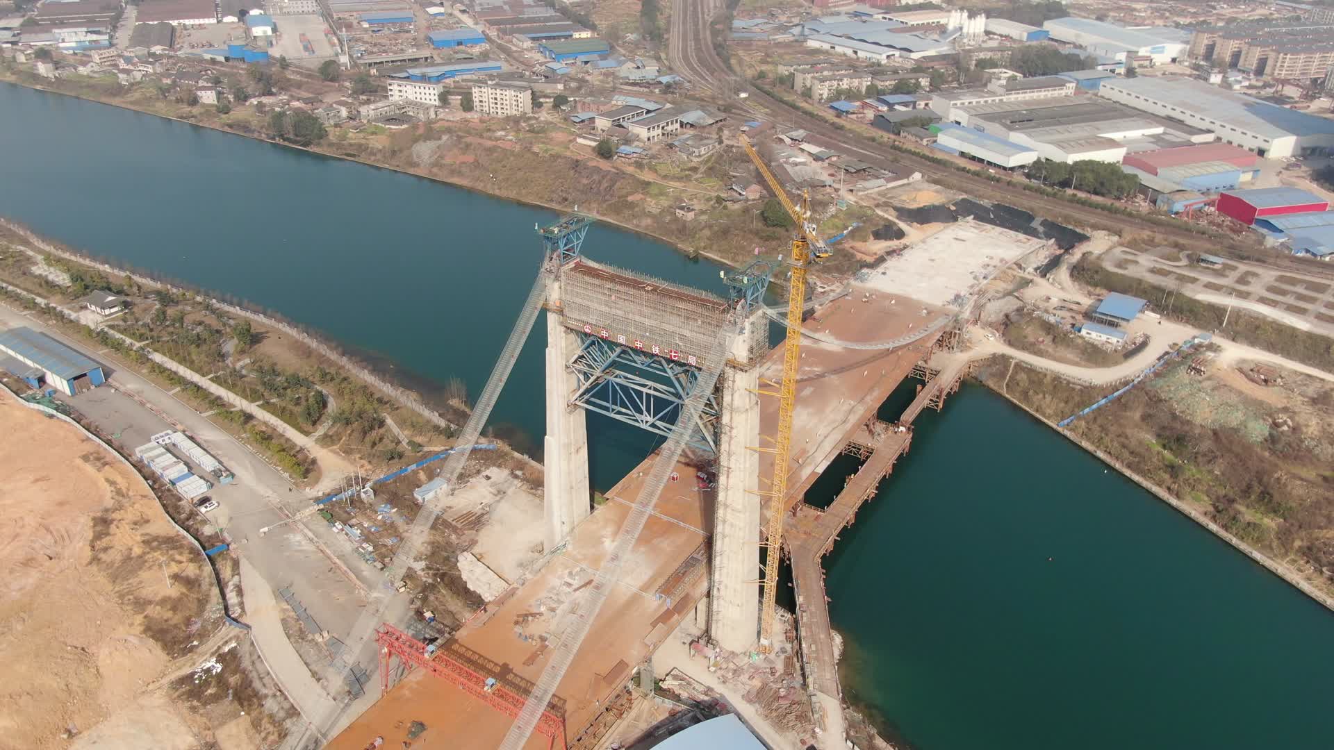 航拍城市跨河大桥施工现场视频的预览图