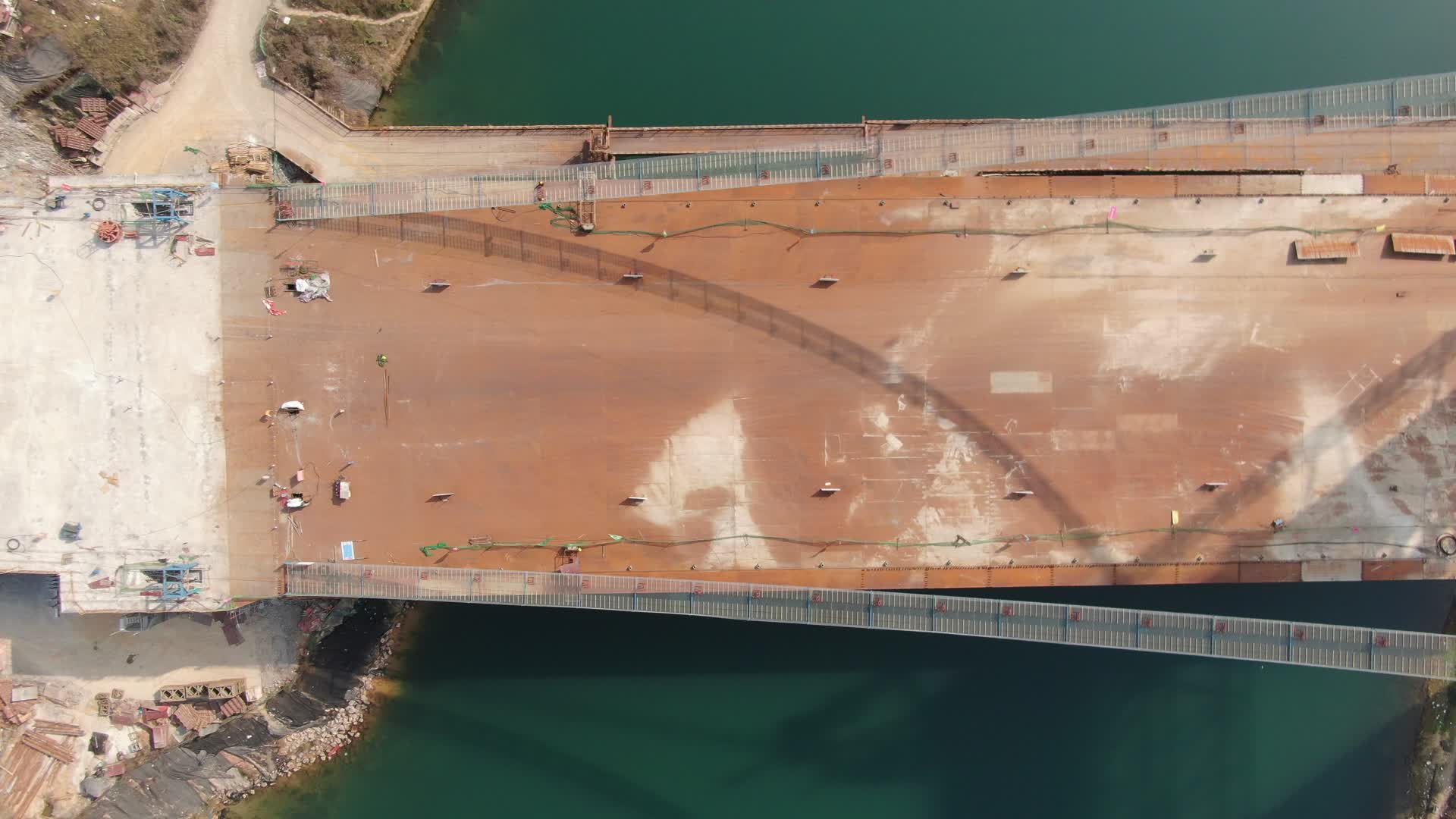 航拍城市在建跨河大桥视频的预览图
