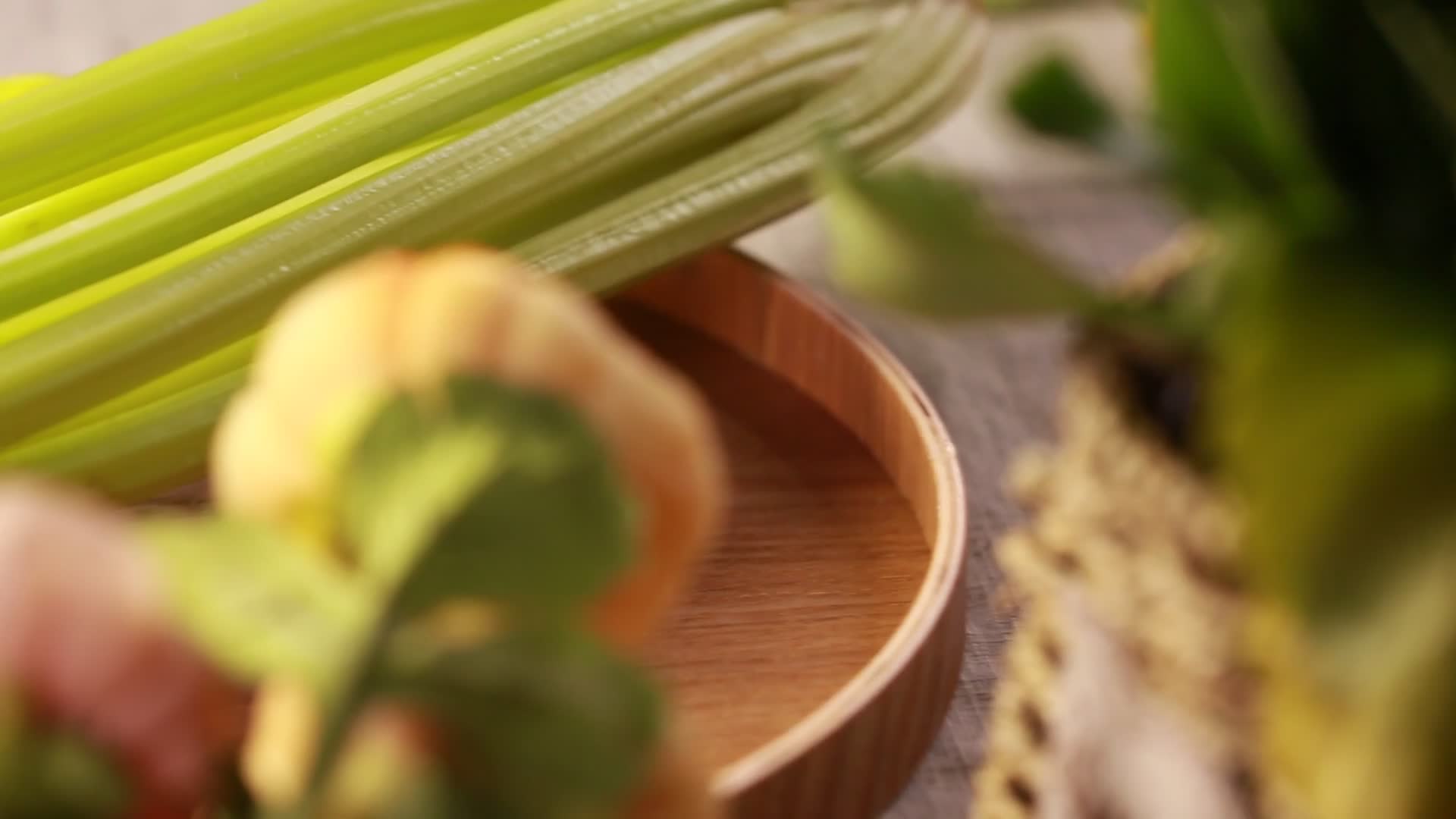 特写芹菜纤维根叶茎视频的预览图