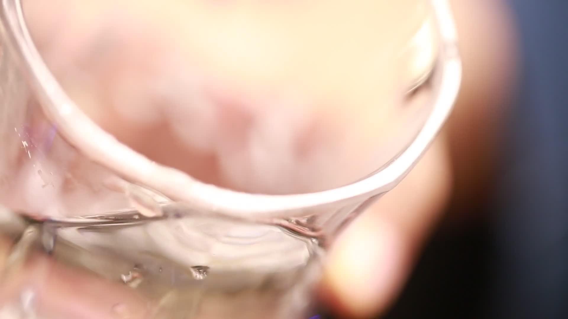 白酒口杯玻璃杯视频的预览图