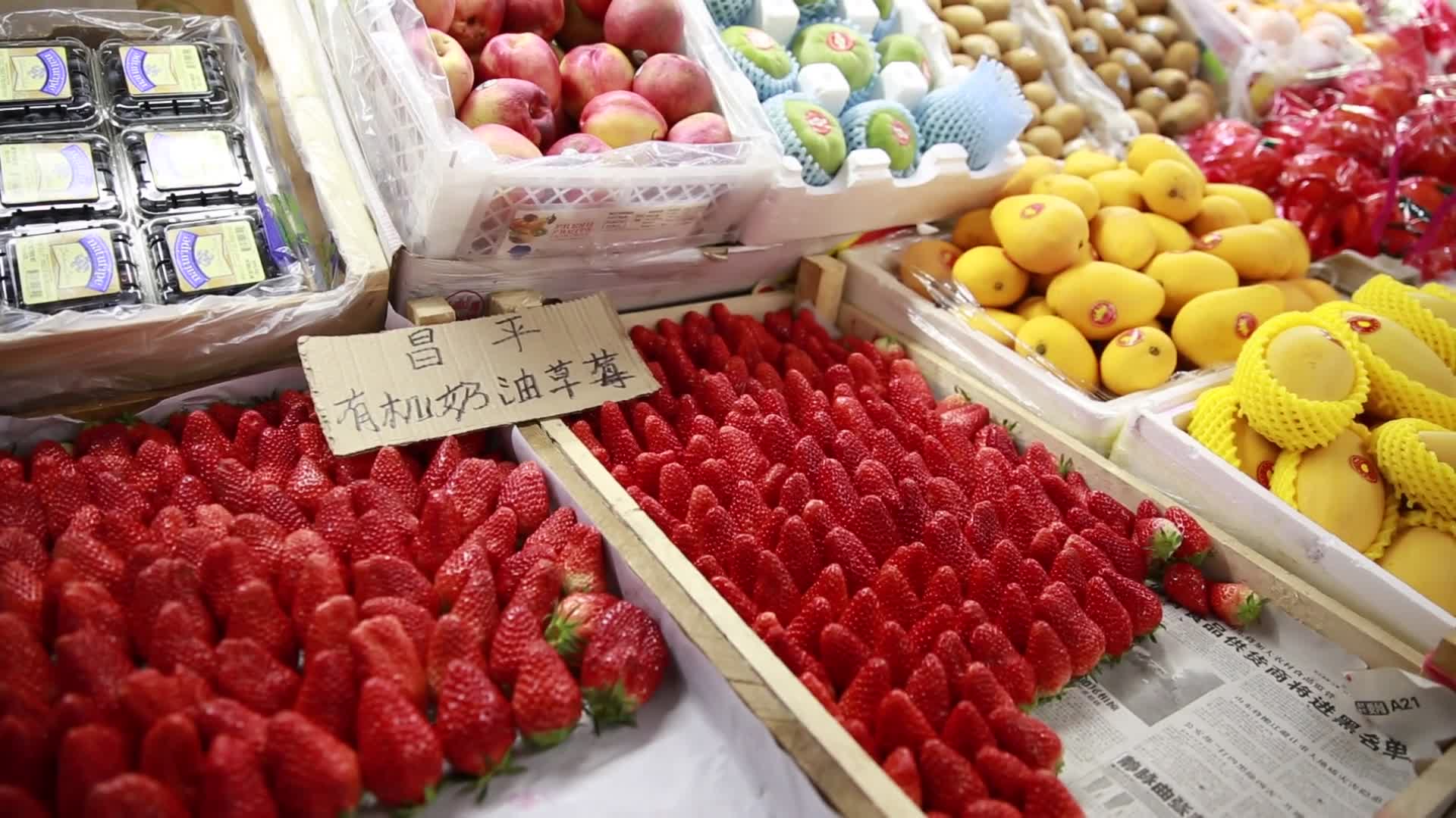 水果摊卖草莓视频的预览图