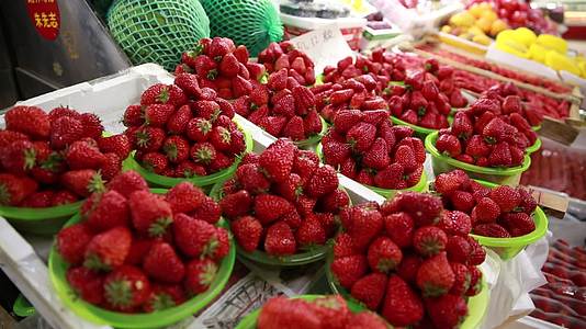 水果摊卖草莓视频的预览图