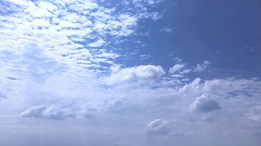 晴朗的蓝天白云延时摄影视频的预览图