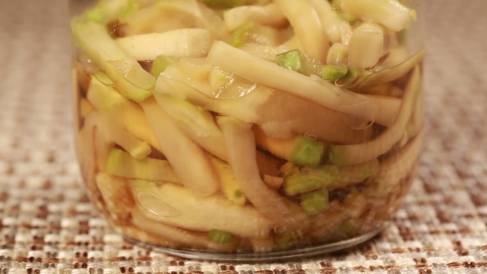 腌菜坛自制榨菜腌咸菜视频的预览图
