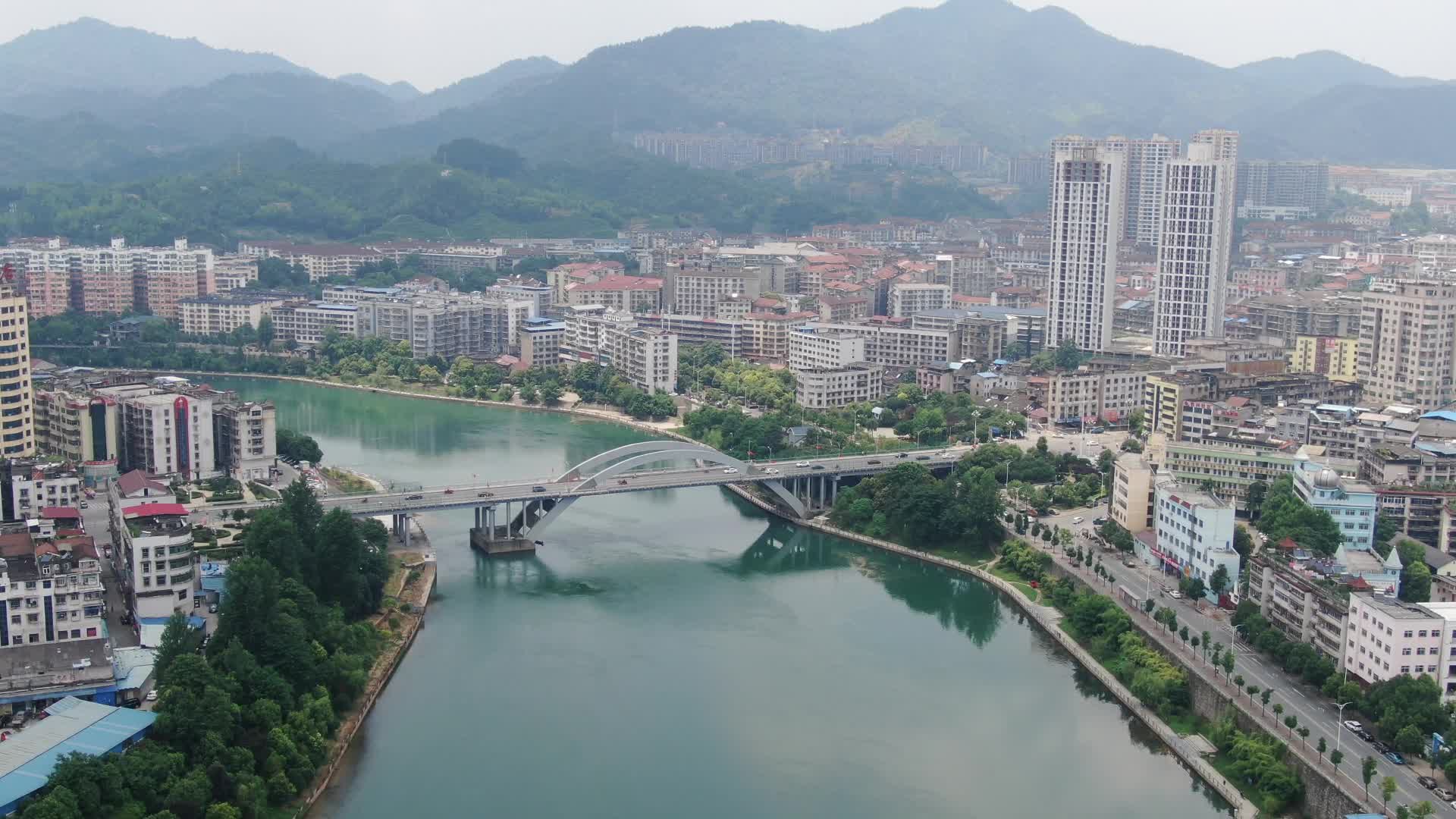航拍湖南怀化舞水河大桥交通视频视频的预览图