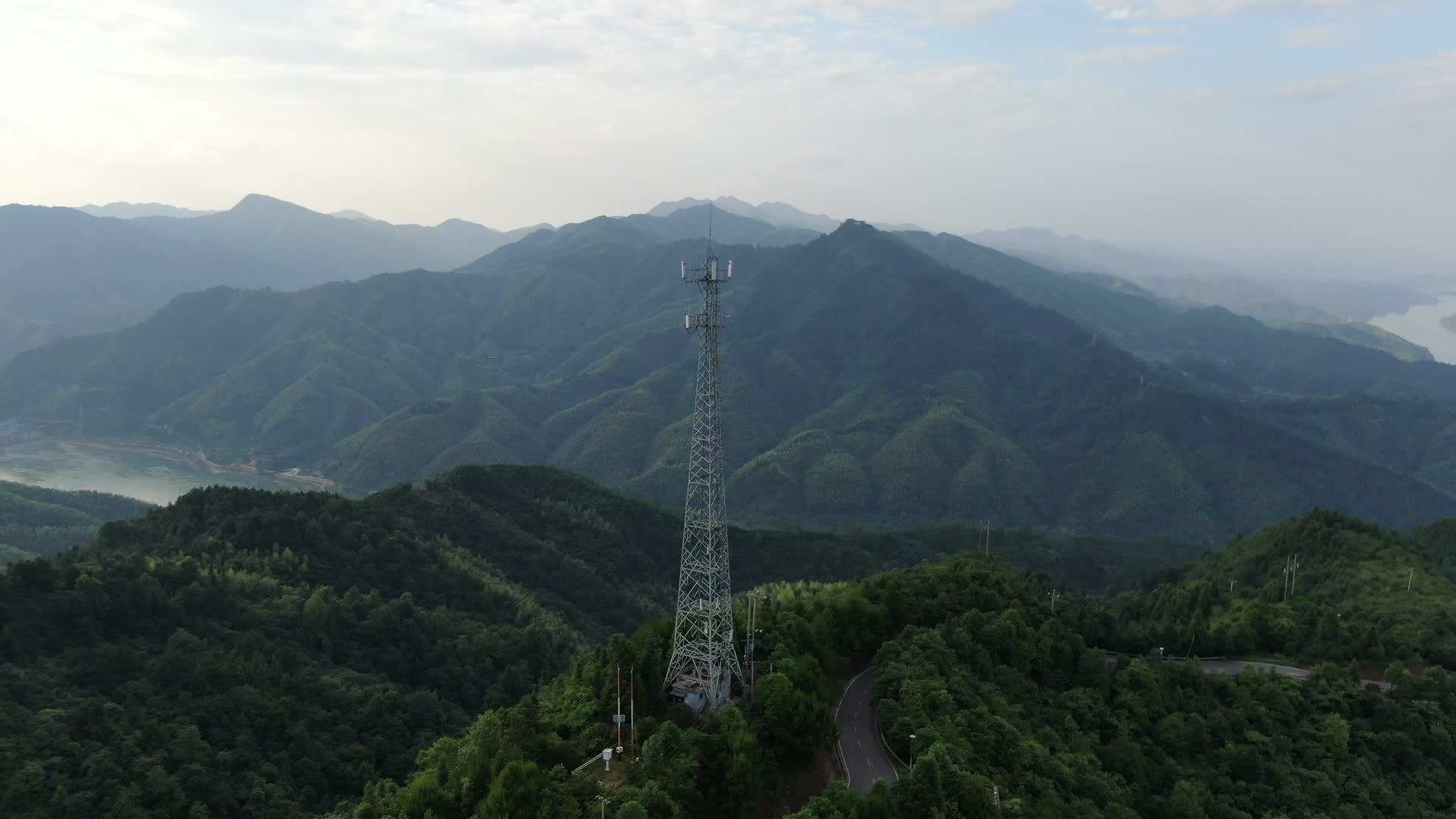 航拍大山中的5G信号塔视频的预览图