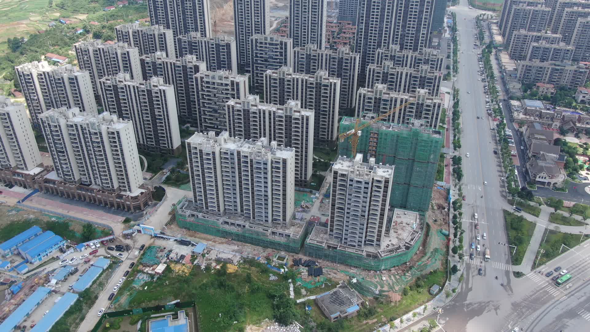 航拍城市商业住宅施工现场视频的预览图