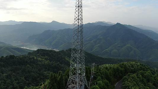 航拍大山中的5G信号塔视频的预览图