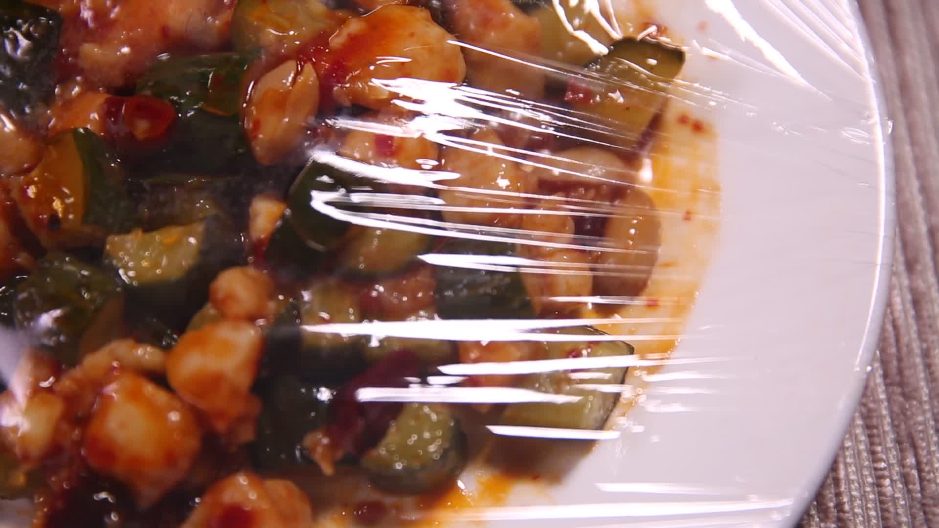 保鲜膜保鲜咸菜视频的预览图