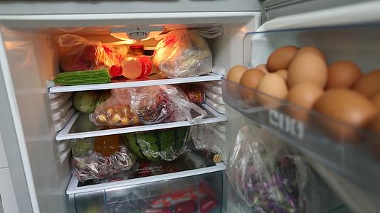 冰箱冷藏储存食物视频的预览图