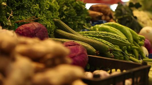 菜市场卖蔬菜南瓜青菜视频的预览图