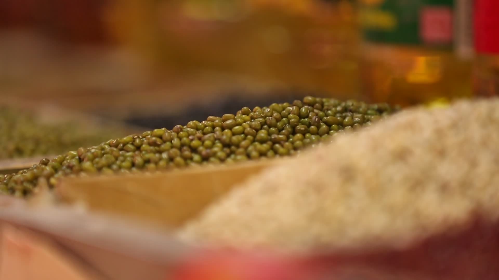 超市卖绿豆五谷杂粮视频的预览图