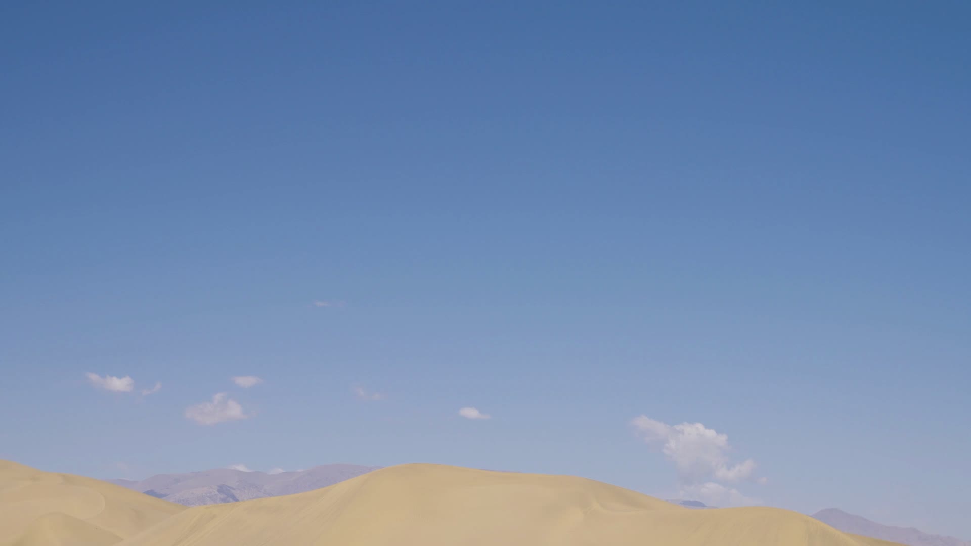 4K实拍沙漠蓝天白云视频的预览图