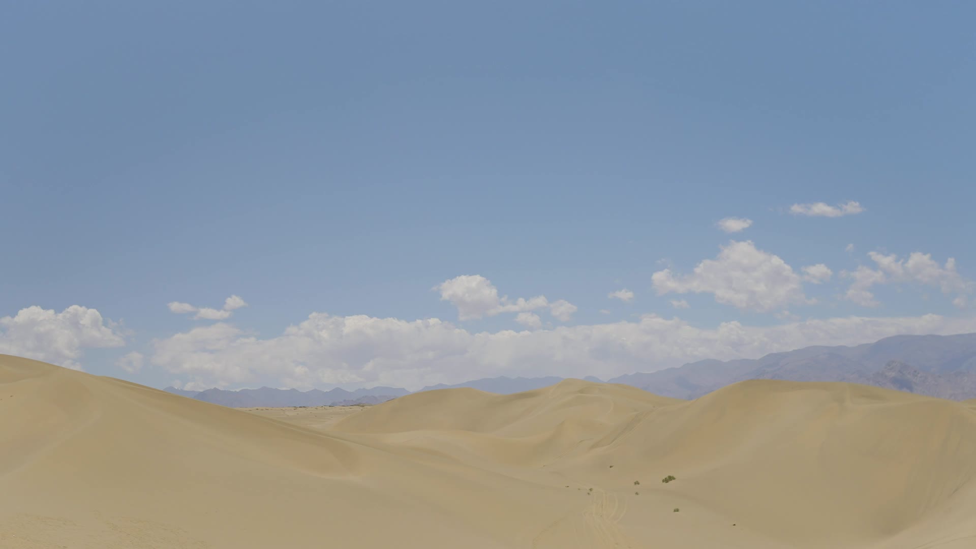4k实拍航拍沙漠之地视频的预览图
