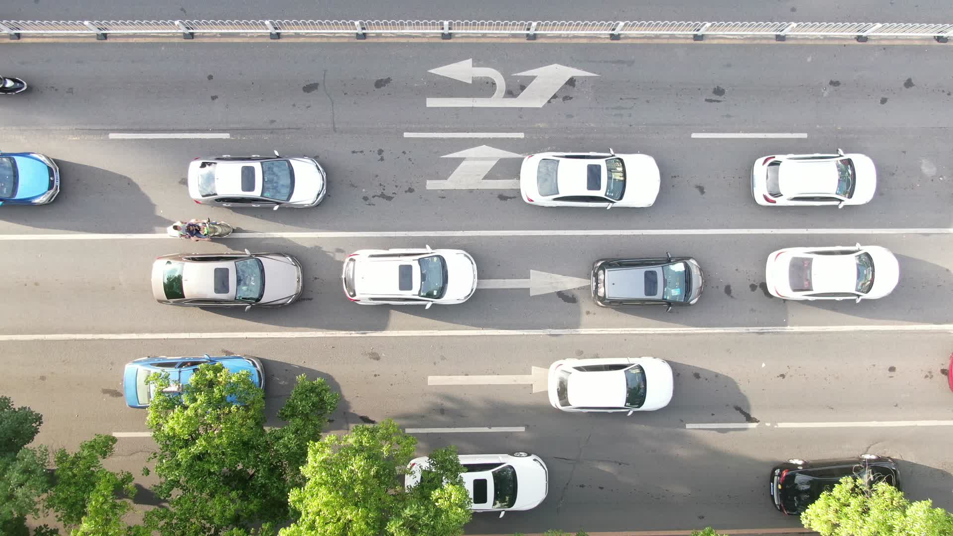 航拍城市交通车辆视频的预览图