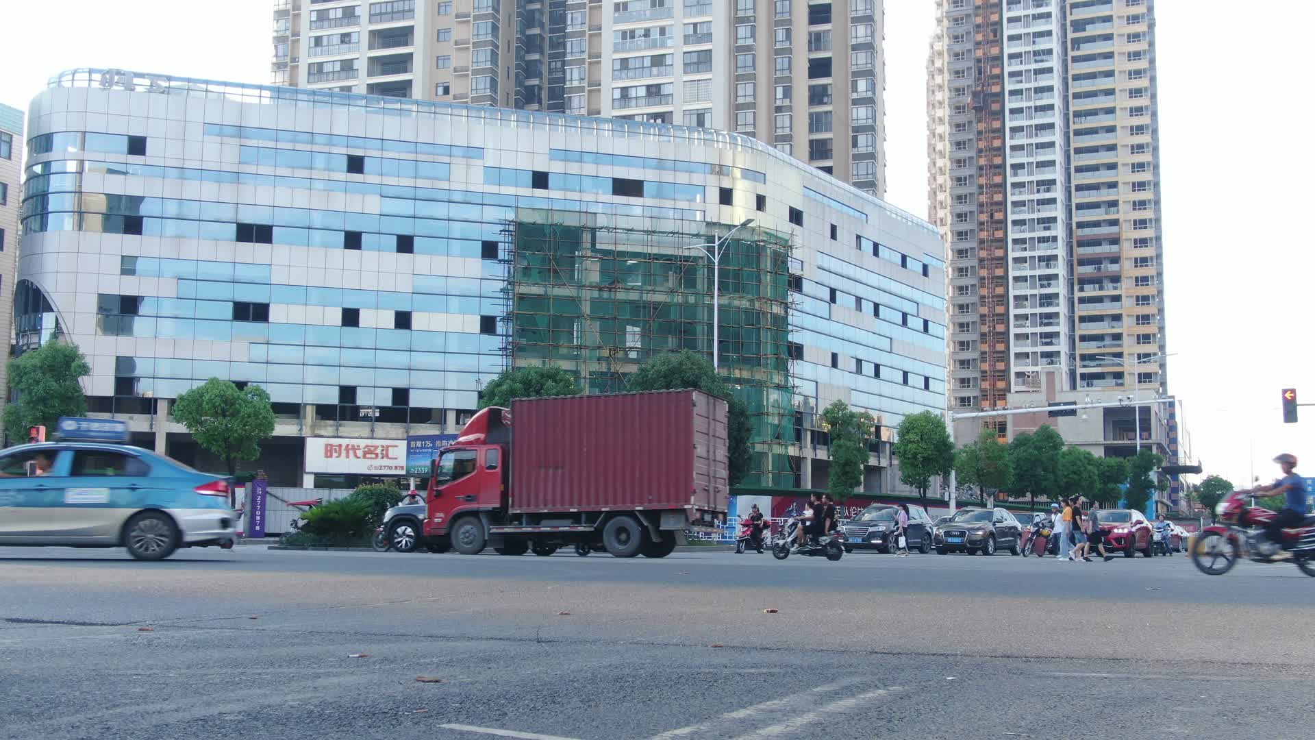 实拍城市交通车辆往来视频的预览图