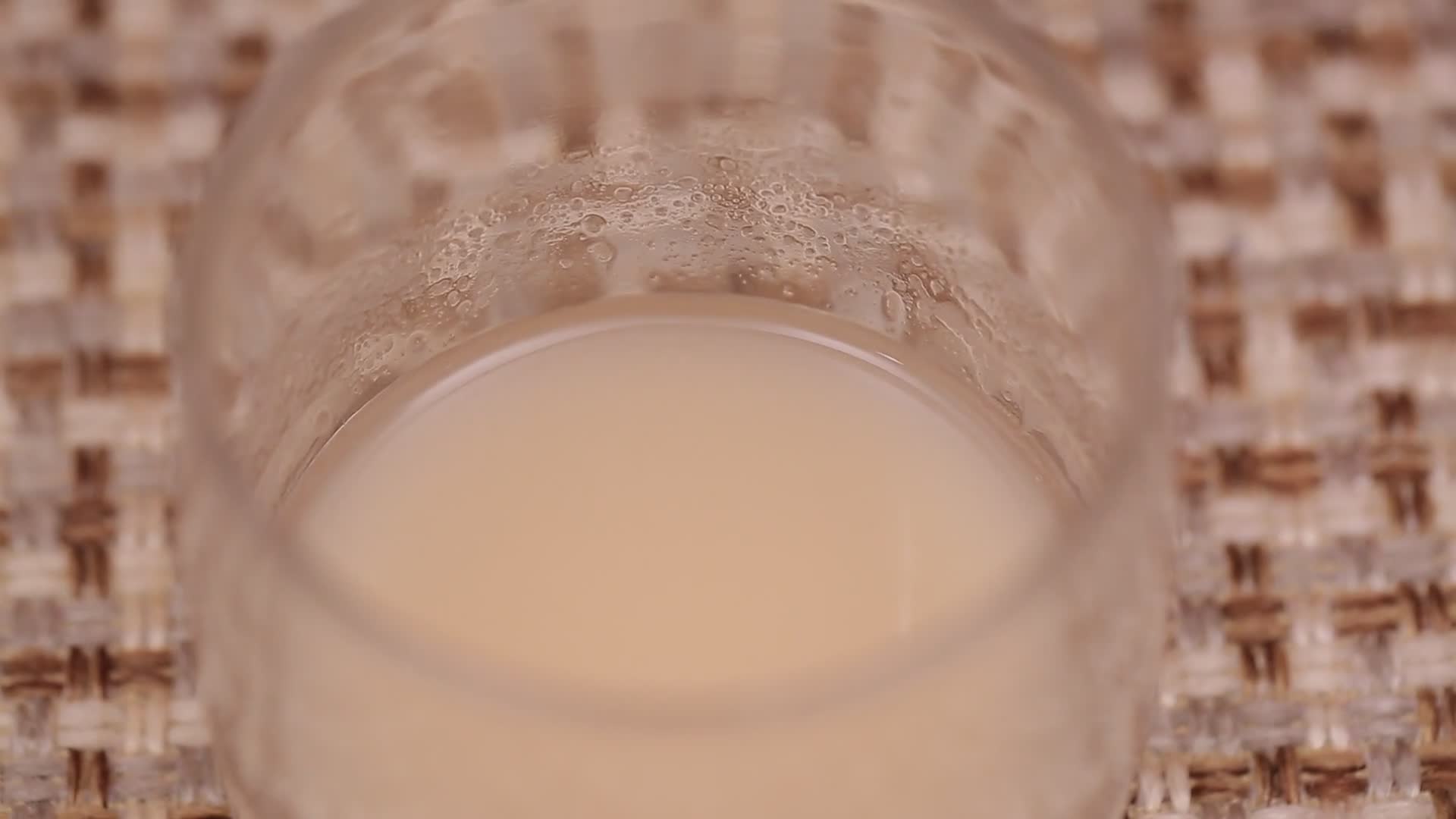 乳酸菌酵素冲泡奶粉视频的预览图