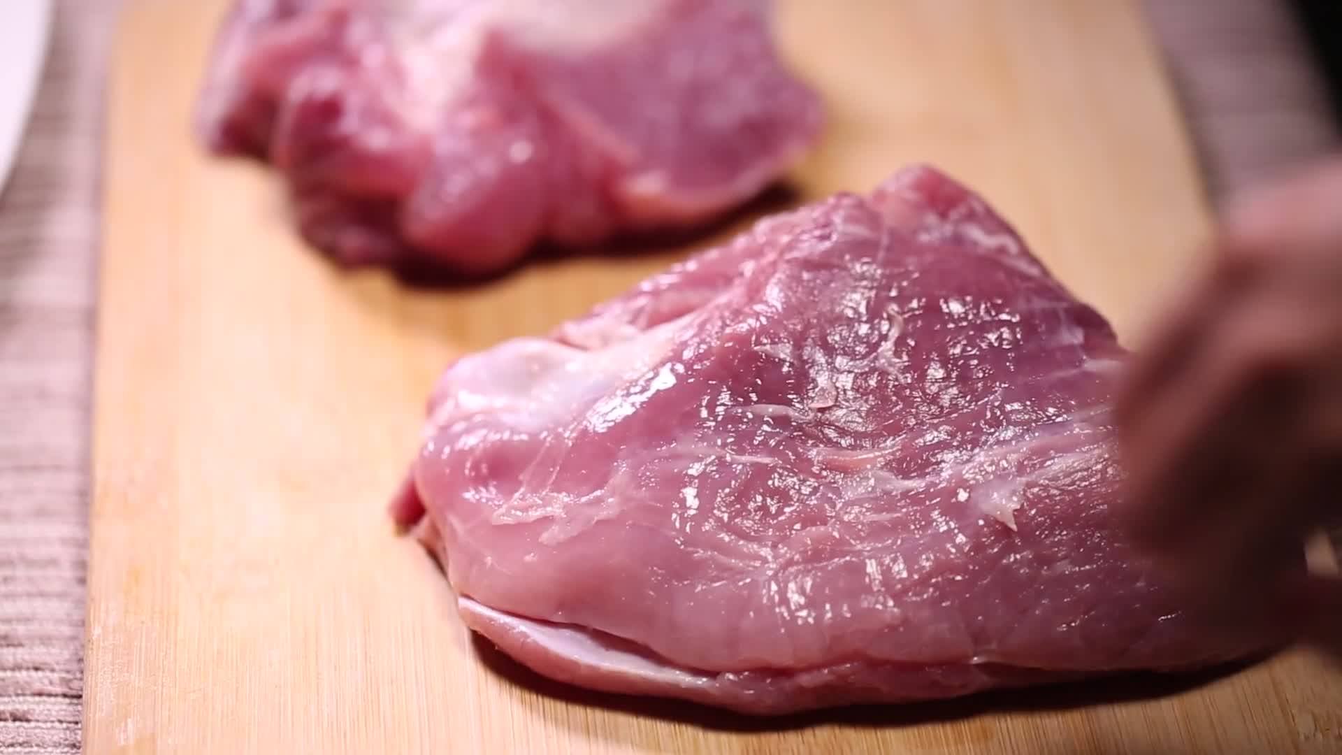 切新鲜牛肉视频的预览图