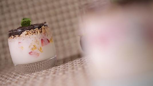 自制盆栽酸奶甜品视频的预览图