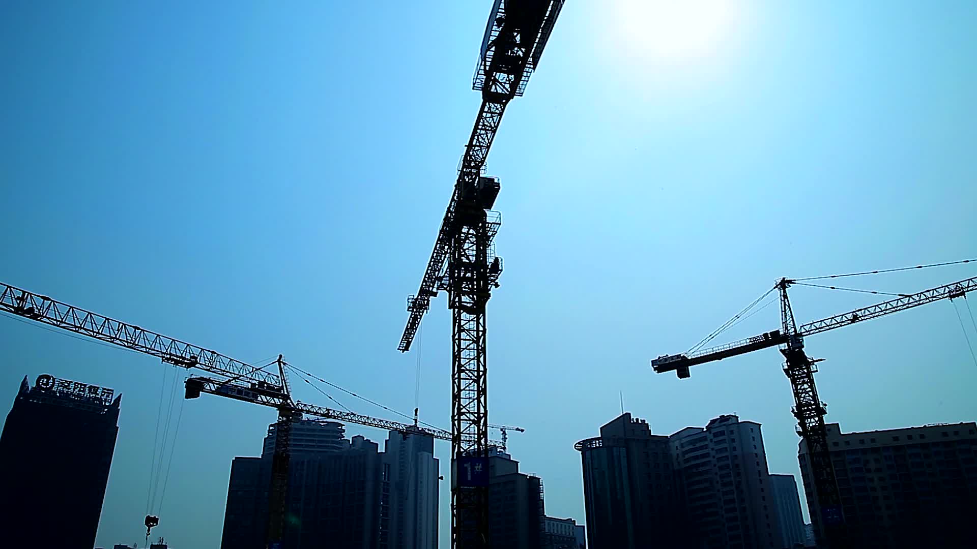 实拍城市高楼建设塔吊视频的预览图