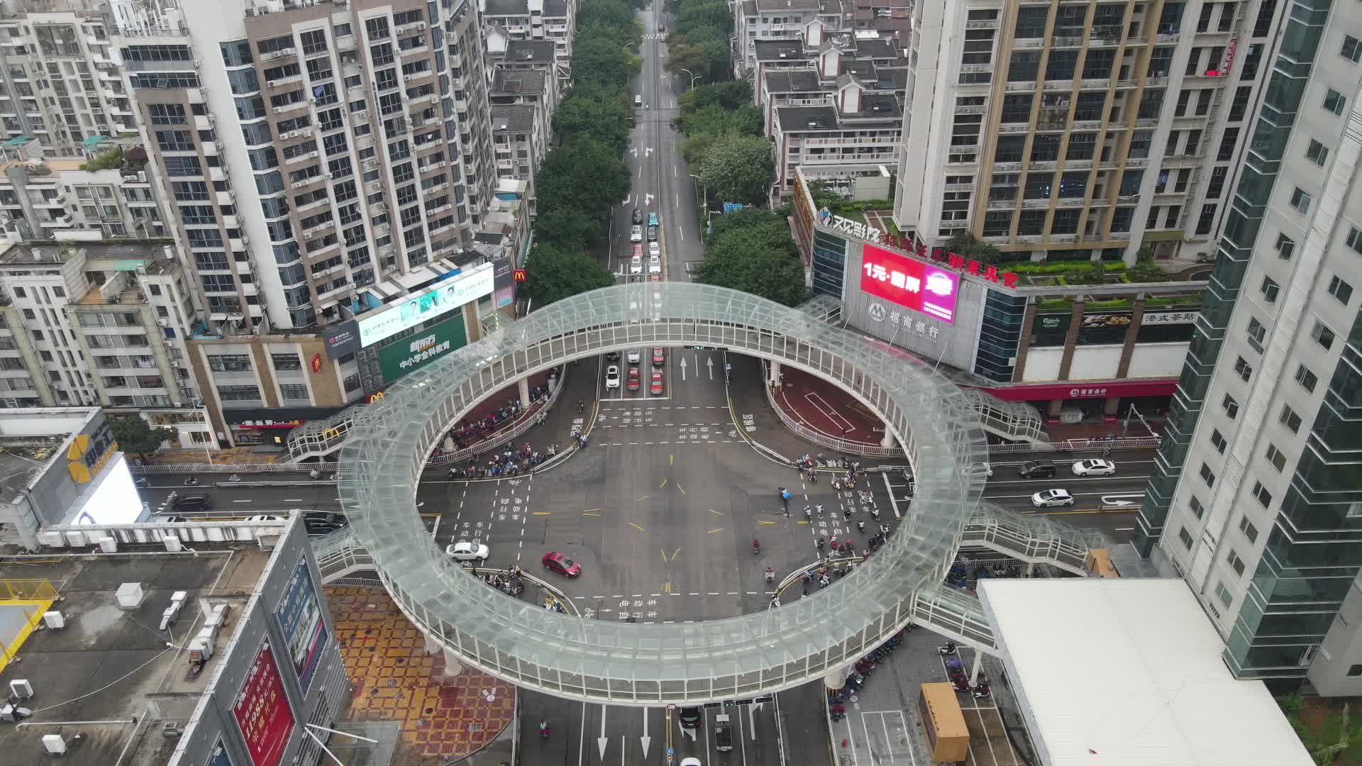 航拍福建漳州城市人行天桥高架桥视频的预览图