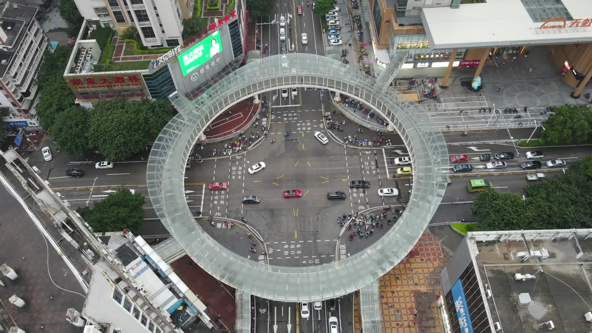 航拍福建漳州城市人行天桥高架桥视频的预览图