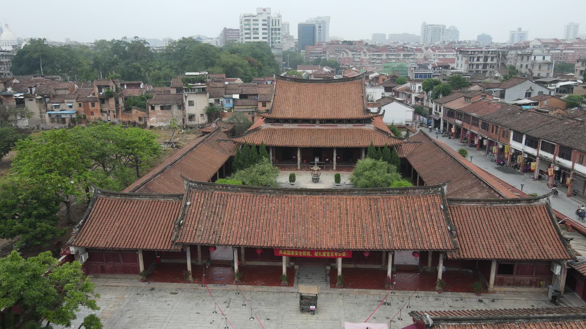 航拍福建漳州古城历史文化建筑视频的预览图
